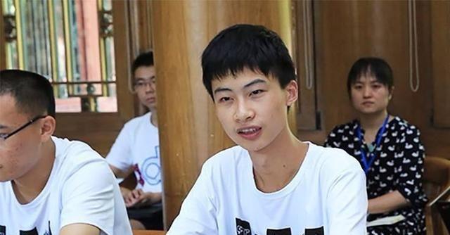 寒门学霸稳拿班级第一，高考却只考200多分，班主任默默道出真相李凝家境差，爸妈