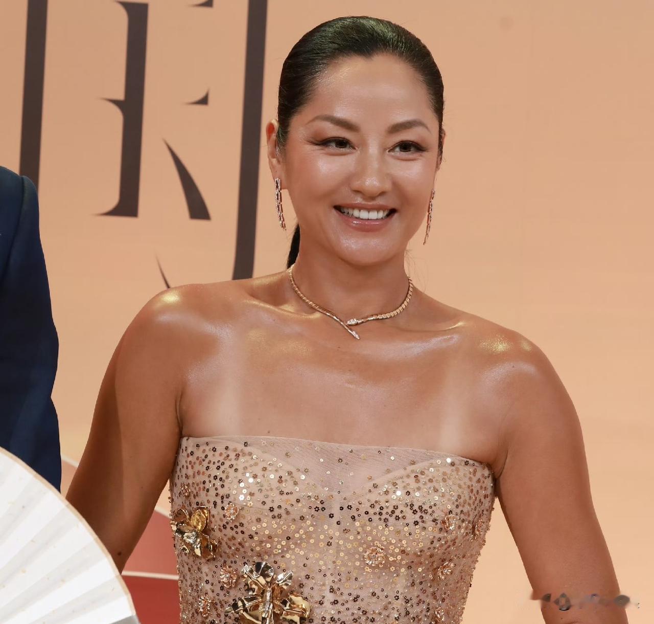瞿颖，引发热议！7月30日，55岁的瞿颖，冲上热搜，她带着男友和两个女儿出