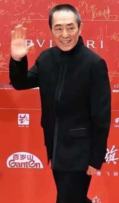 74岁的张艺谋，把北京700平的别墅抵押了。换回3000万现金。加上其他积蓄，他