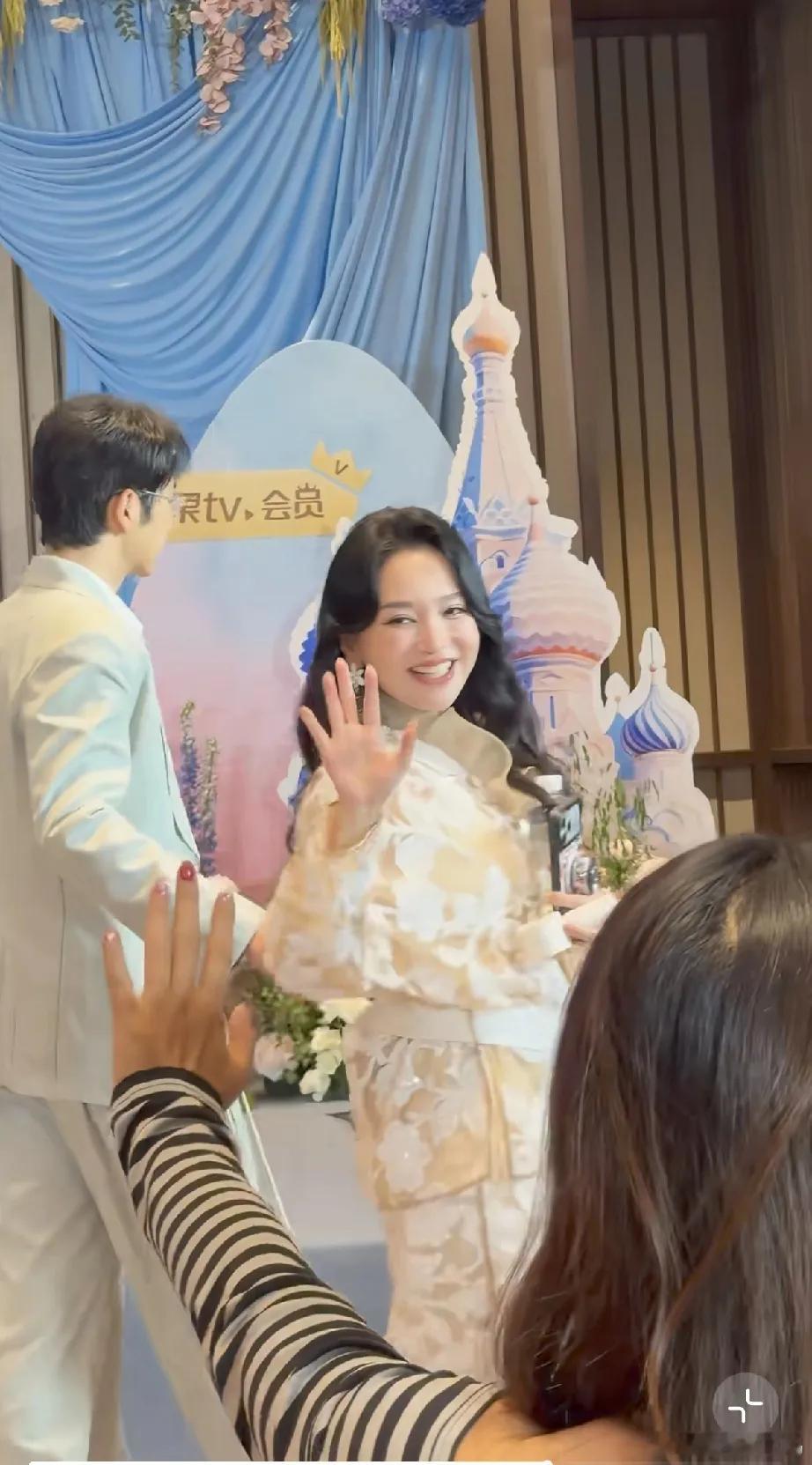 金莎和孙丞潇录制《妻子的浪漫旅行》迎来见面同框，两人同框身高差格外显眼。孙丞潇身