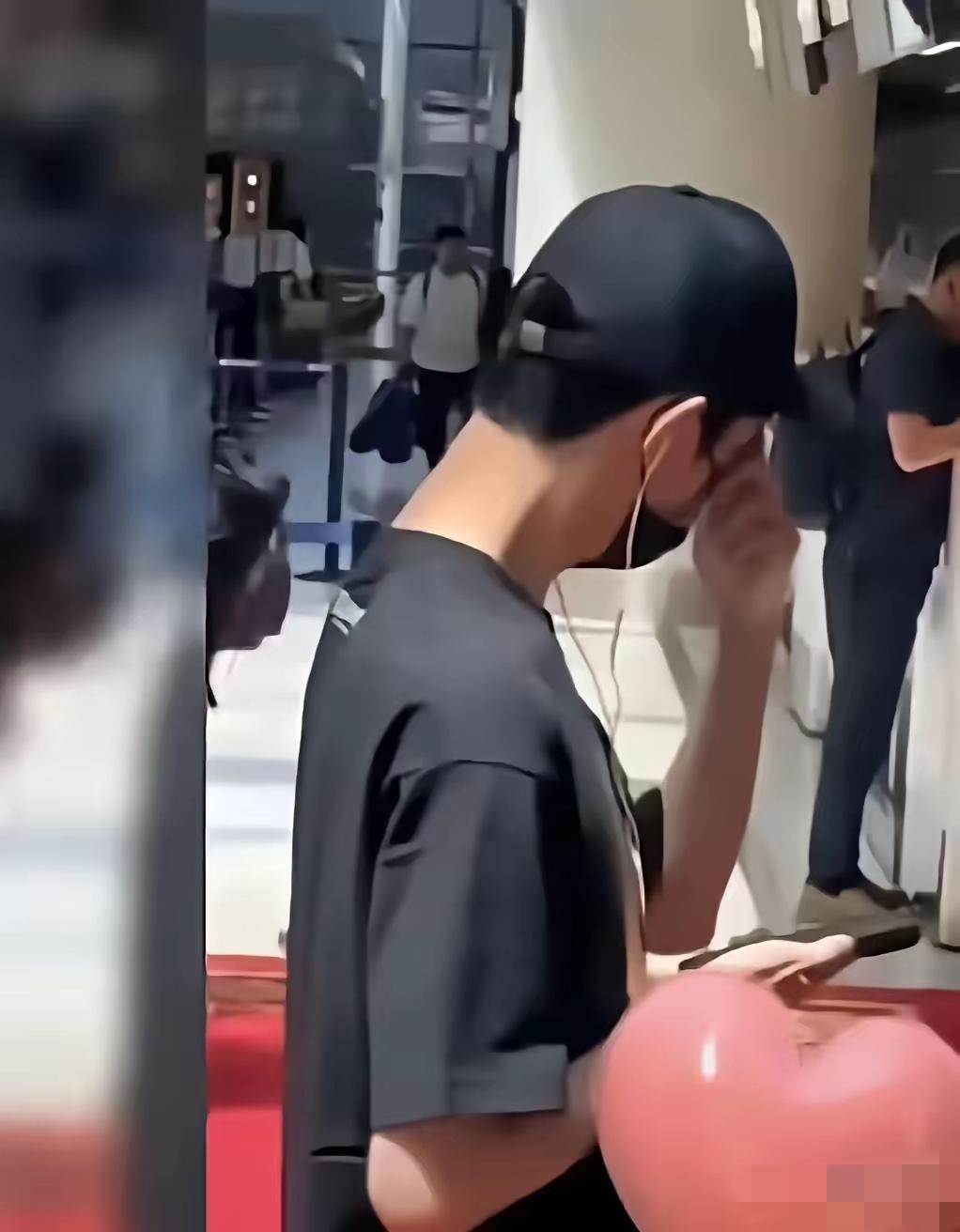 看小于最后露面的视频，心一下子就沉了——明明其他乘客都没戴口罩，就那几个女粉丝戴