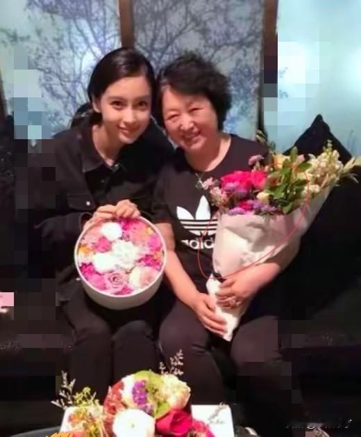 今天全网最不是滋味的人，应该就是叶珂了吧。不是因为杨颖i又上了热搜，也不是嫉