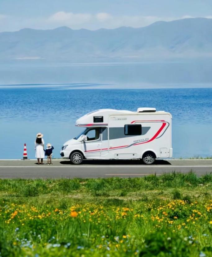 聊聊房车旅游这事。你知道现在热门旅游城市，一间像样点的酒店一晚上多少钱吗？少说