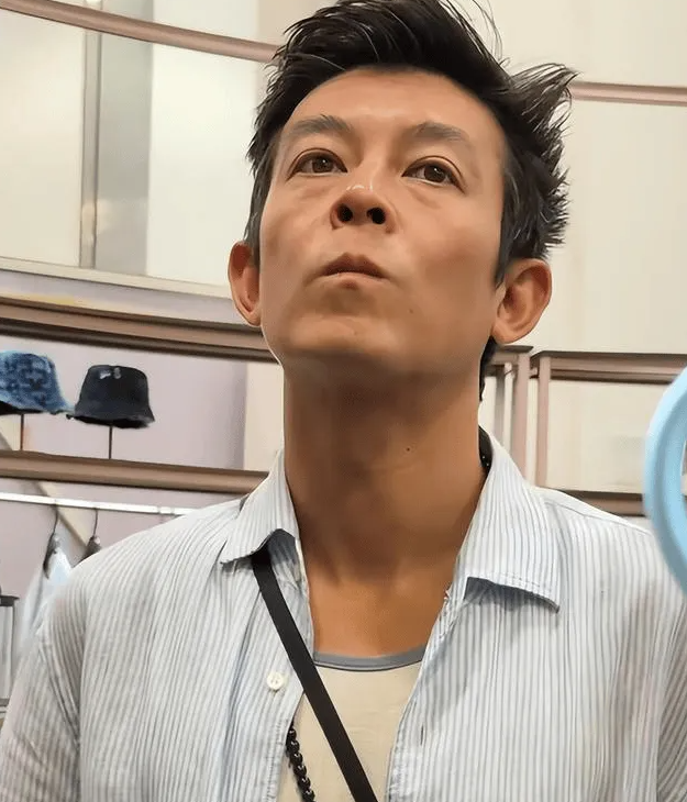 08月23日，近日，陈冠希现身上海参与活动，所到之处皆引发路人驻足围观。从各个视