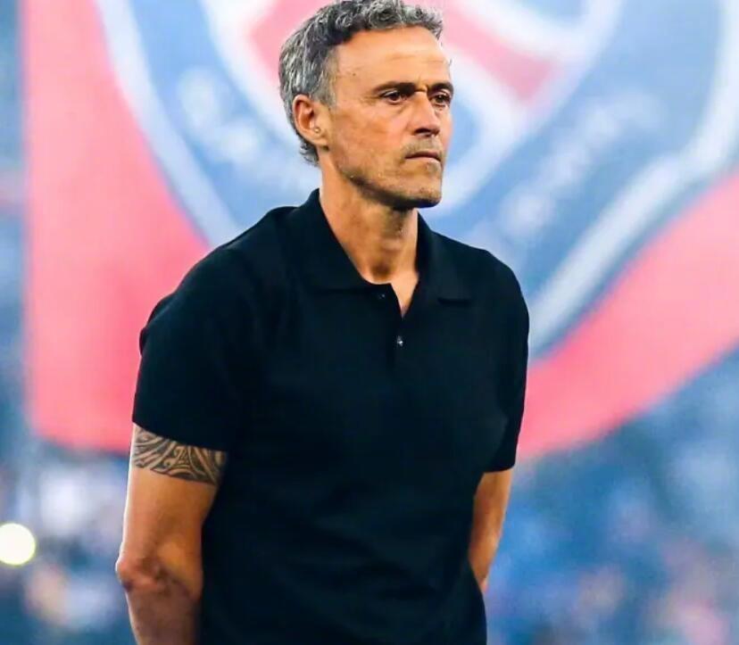 欧洲转会新闻发布会！★挣老多钱了！大巴黎正在与主教练路易斯·恩里克就续约3年