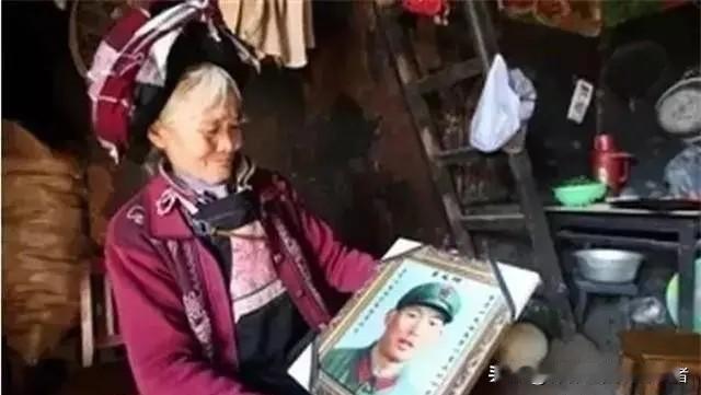 她是《高山下的花环》连长梁三喜原型的遗孀！2007年，她贷款2000元作路费，带