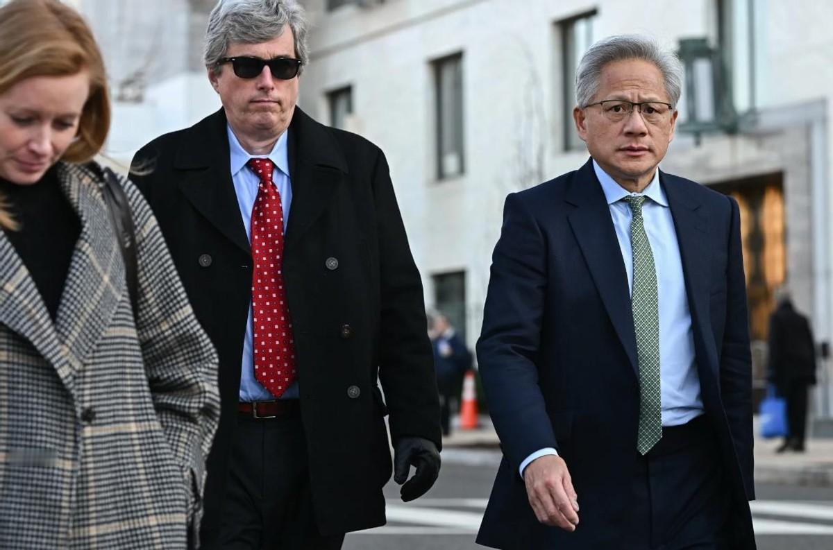 拿中国市场换“上贡”?英伟达获准对华卖H200芯片，美国从中抽25%的分成，这事