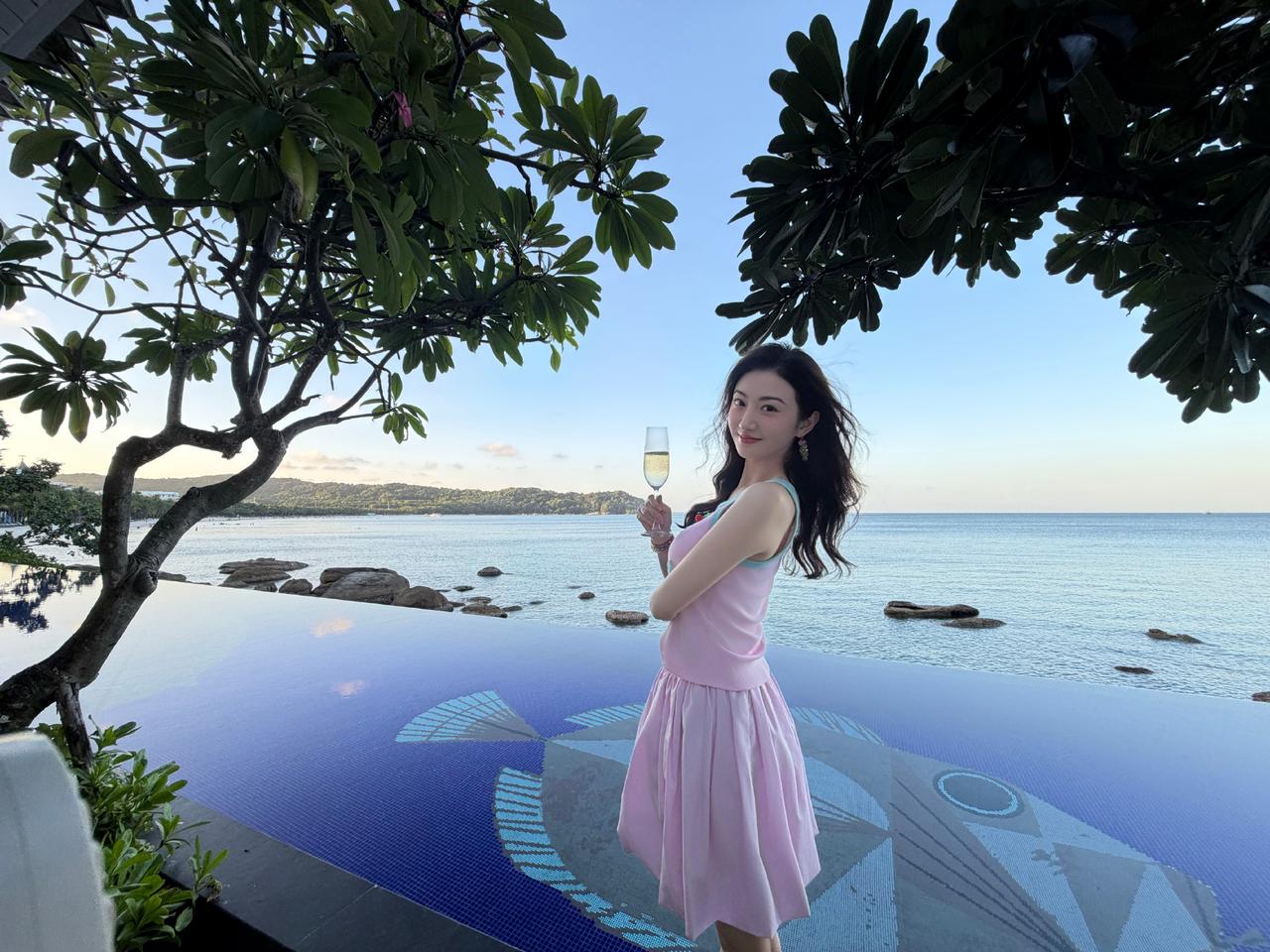 ❤️景甜海边度假随拍📸分享一组松弛感满满的生活碎片。淡粉背心搭配百褶短