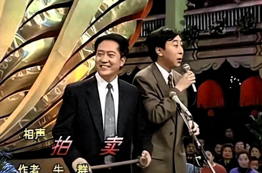 75岁的牛群老爷子最近被拍到光着膀子在公园溜达，白发稀疏、身形佝偻的样子，看着真