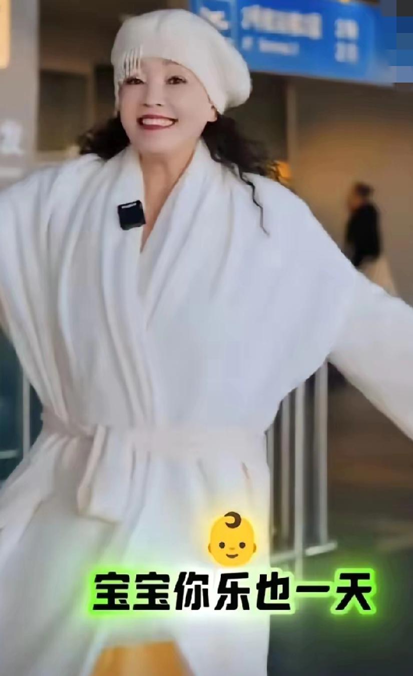 张兰这么做，就有点像是在宣告主权了：“这房子是老娘的，老娘做主！”拿些吃着喝着她