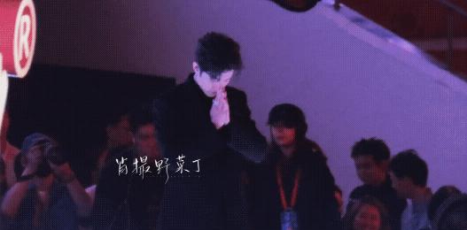 灯光刺眼。肖战合十祈祷。指尖划过喉咙——暗痛。音乐盛典后台，嗓子在报警。