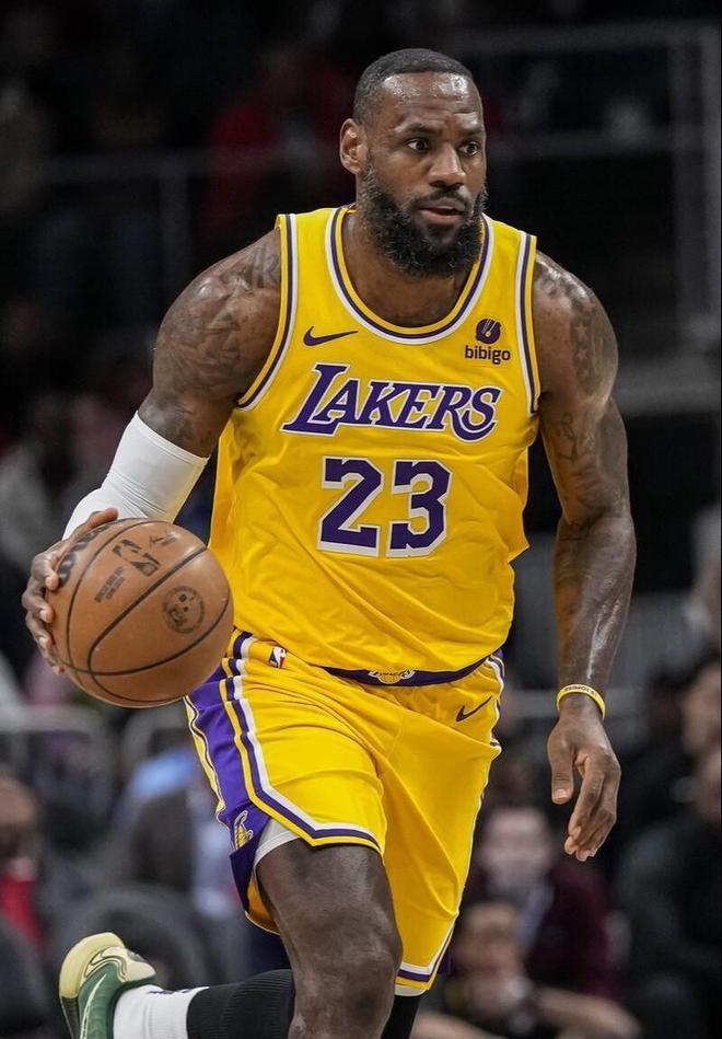 詹姆斯谈到跟雷霆的比赛，会否影响湖人队的团体精神。詹姆斯并不认为下一场湖人打不过