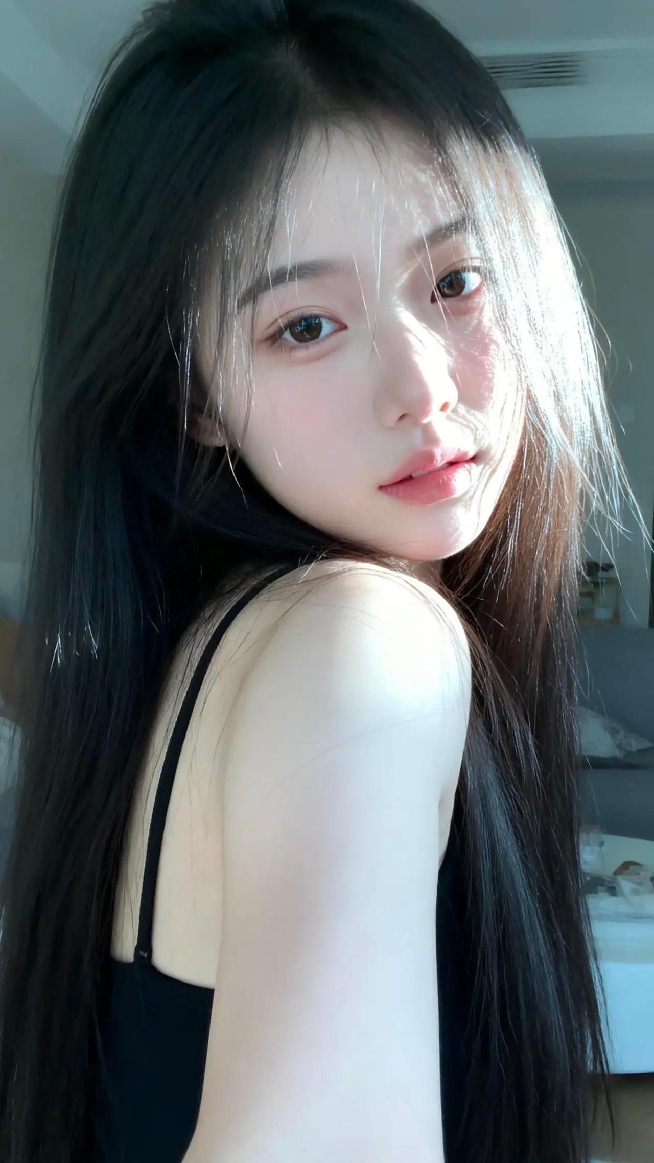 阳光洒落，那个温柔如水的少女就像一幅绝美的画卷，魅力无限，让人一眼就沉沦。看到她