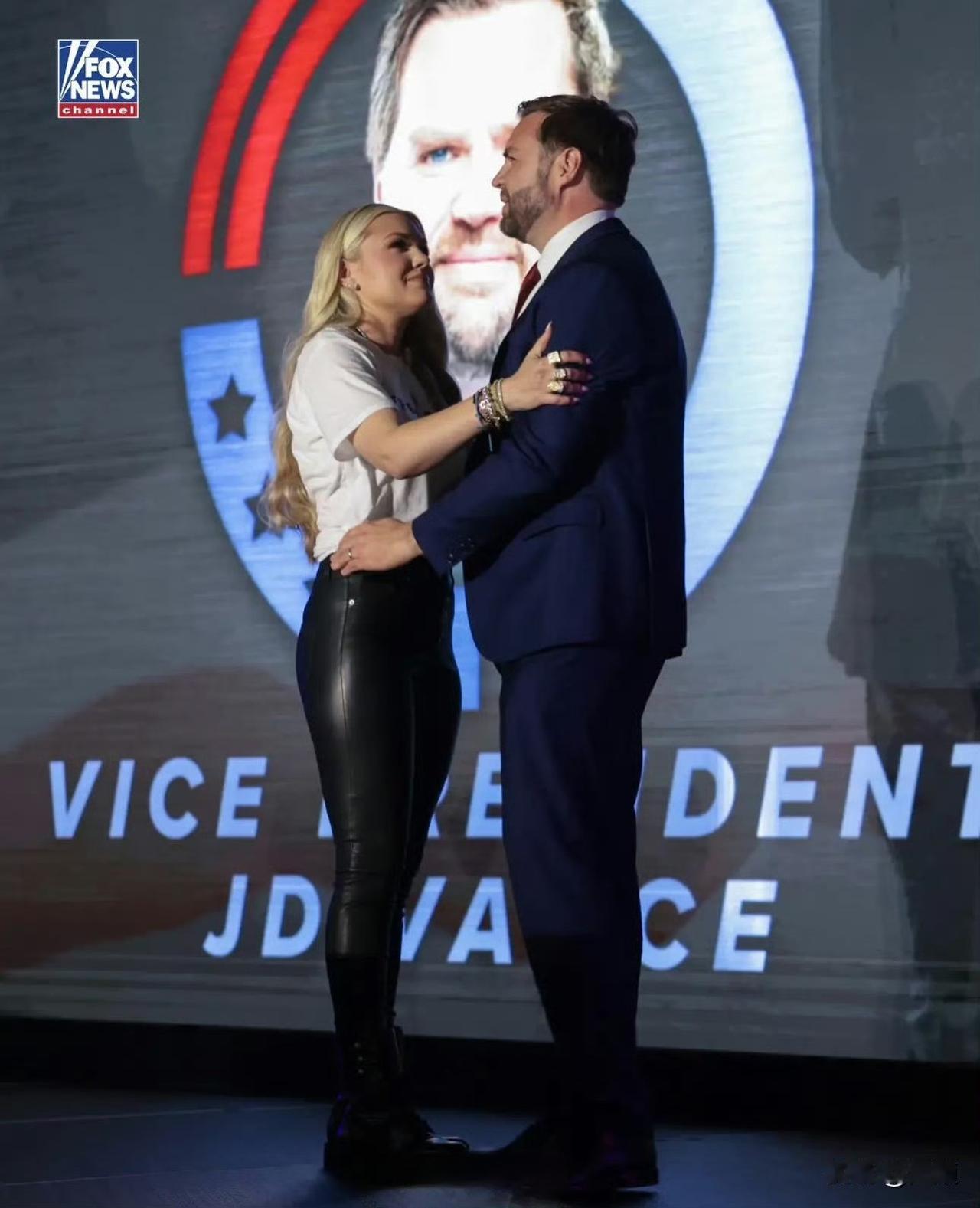 皮裤套棉裤，必定有缘故。在一场标注“副总统JD·万斯”的公开活动现场，福克斯新闻