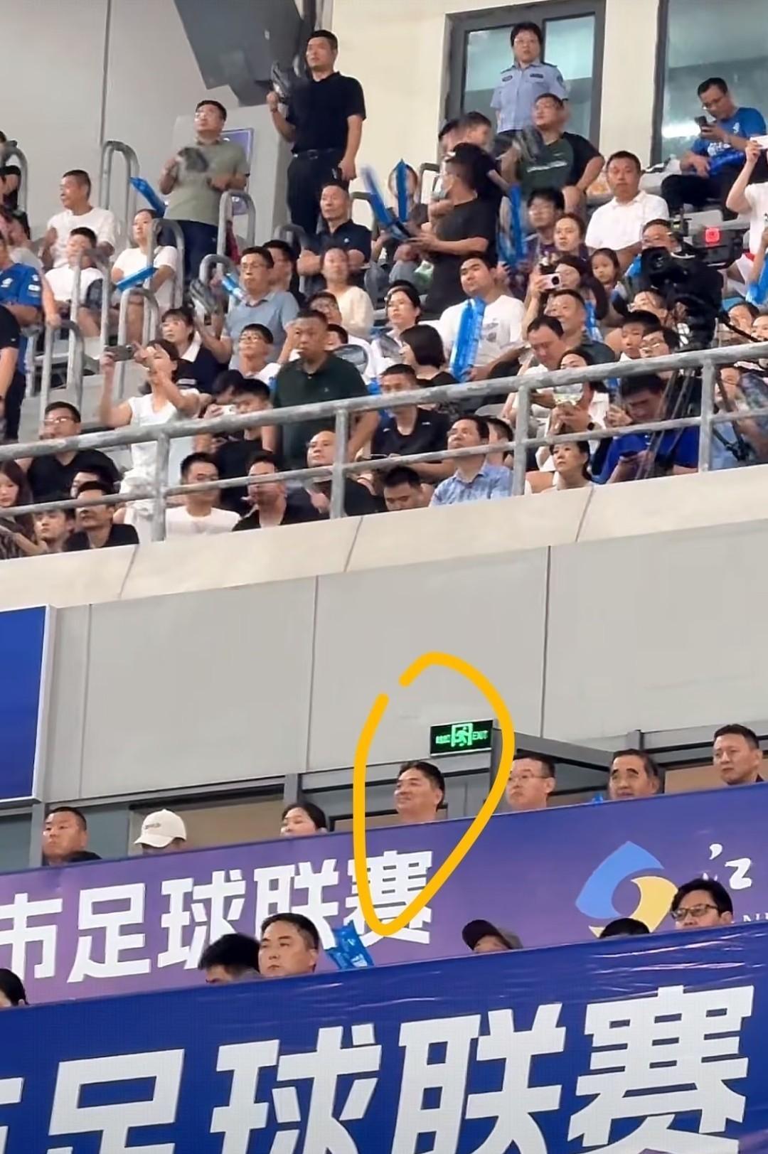 苏超直播时，观众席中出现了刘强东的身影。他所处的位置堪称绝佳，后方便是安全通道。