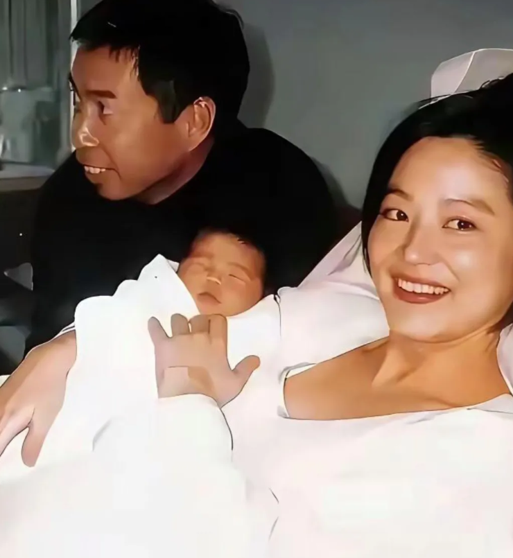 天呐！世上最美丽的妈妈，原来是林青霞！在1996年，已经年过40的林青霞，看起来