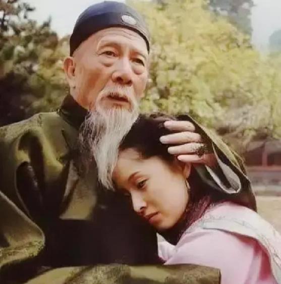 1881年，左宗棠顺利收复新疆。慈禧满面春风地问李莲英：“赏他些什么玩意呢？”李