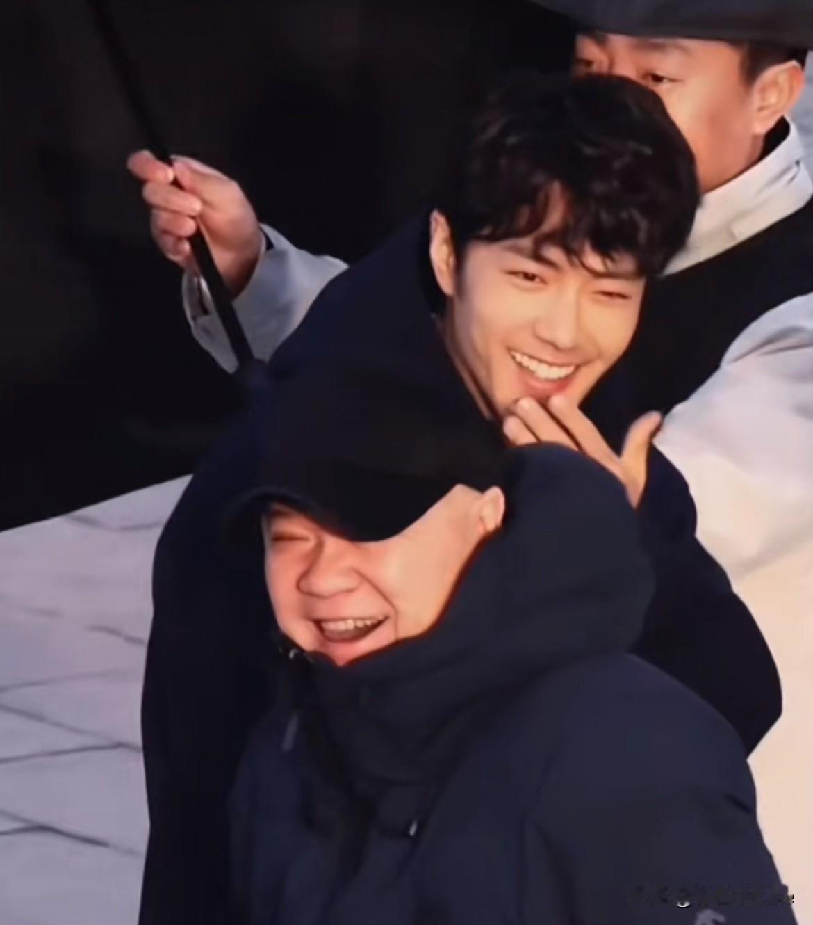 2月12日，肖战《小城良方》蚌埠路透肖战拍摄间隙与导演畅聊，笑容灿烂，捂嘴蹦跳