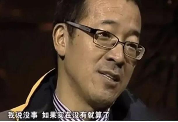 1998年深秋的北京，俞敏洪刚把周末收的学费捆进布袋，小区路灯突然灭了。后颈