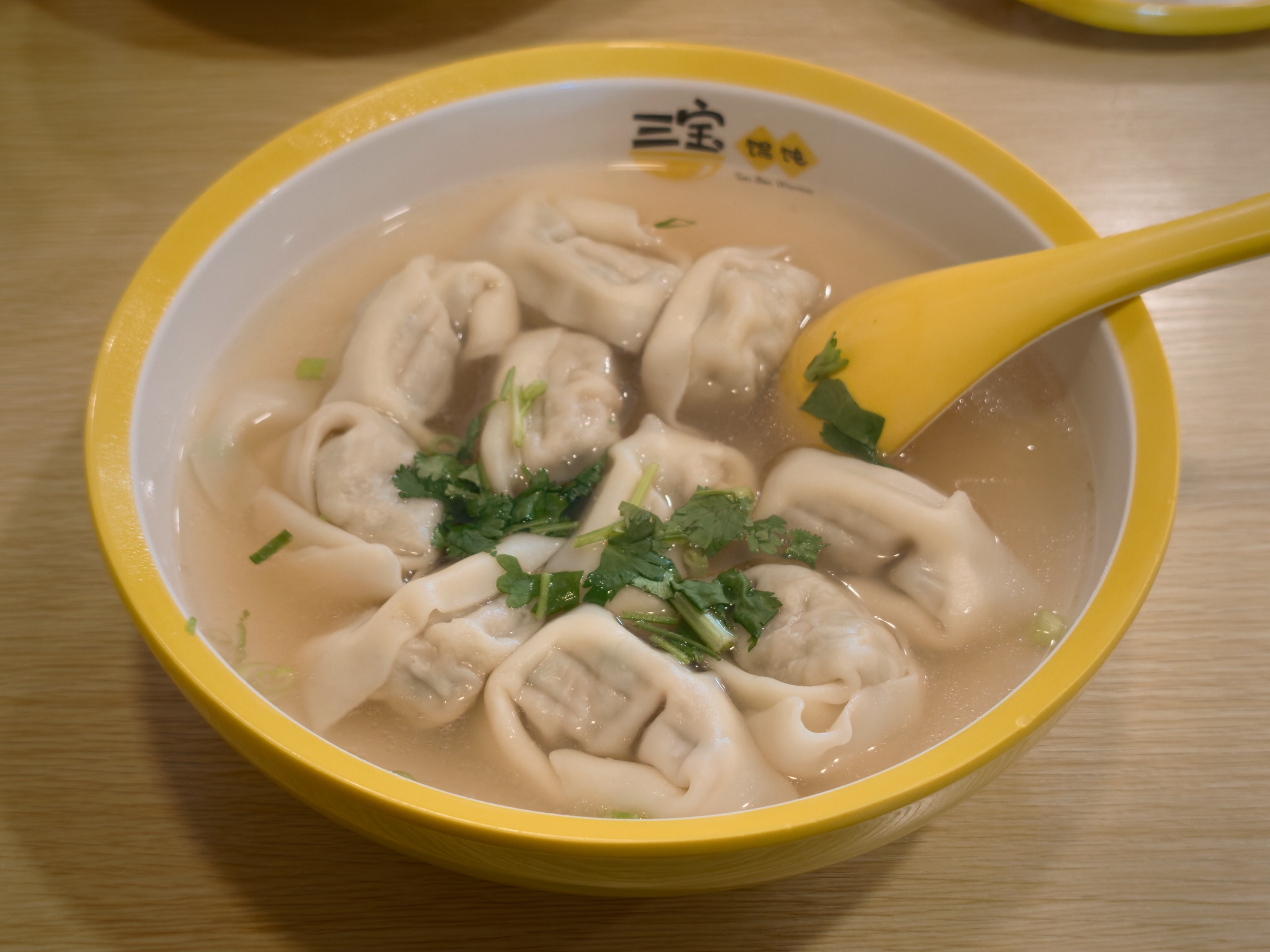 都吃了吗？今儿整了份馄饨。芹菜肉馅儿，带劲儿。​​​