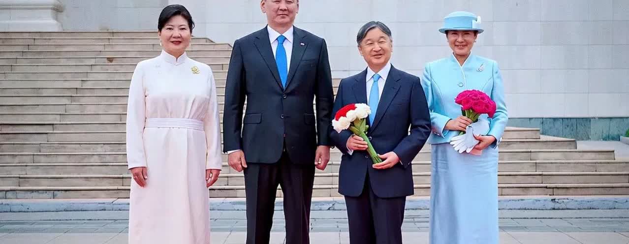 日本天皇亮相蒙古合影，那发型规整得像“老派公务员头”，小眼睛笑成缝，自带一种“严