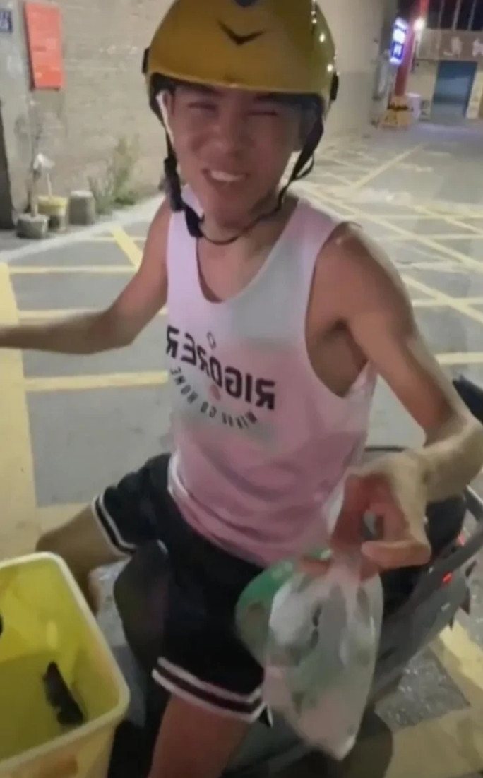 一位高中女老师点外卖，等送来时感觉骑手的身影很熟悉，走近仔细一看，原来是自己毕业