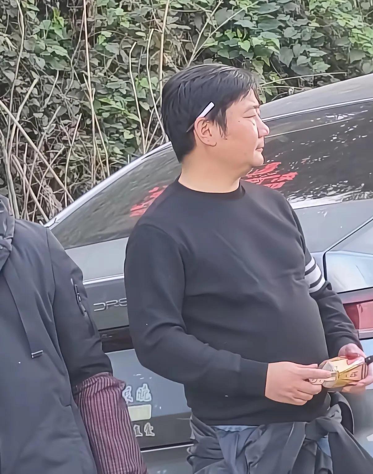说起张雪，很多人脑子里蹦出来的画面，可能就是那个耳朵上夹根烟、兜里揣两块钱东特饮