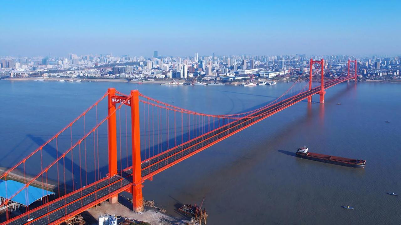 武汉把长江变成城市中轴线：跨江基建与江滩的完美融合你以为过江只是挤挤地铁？但