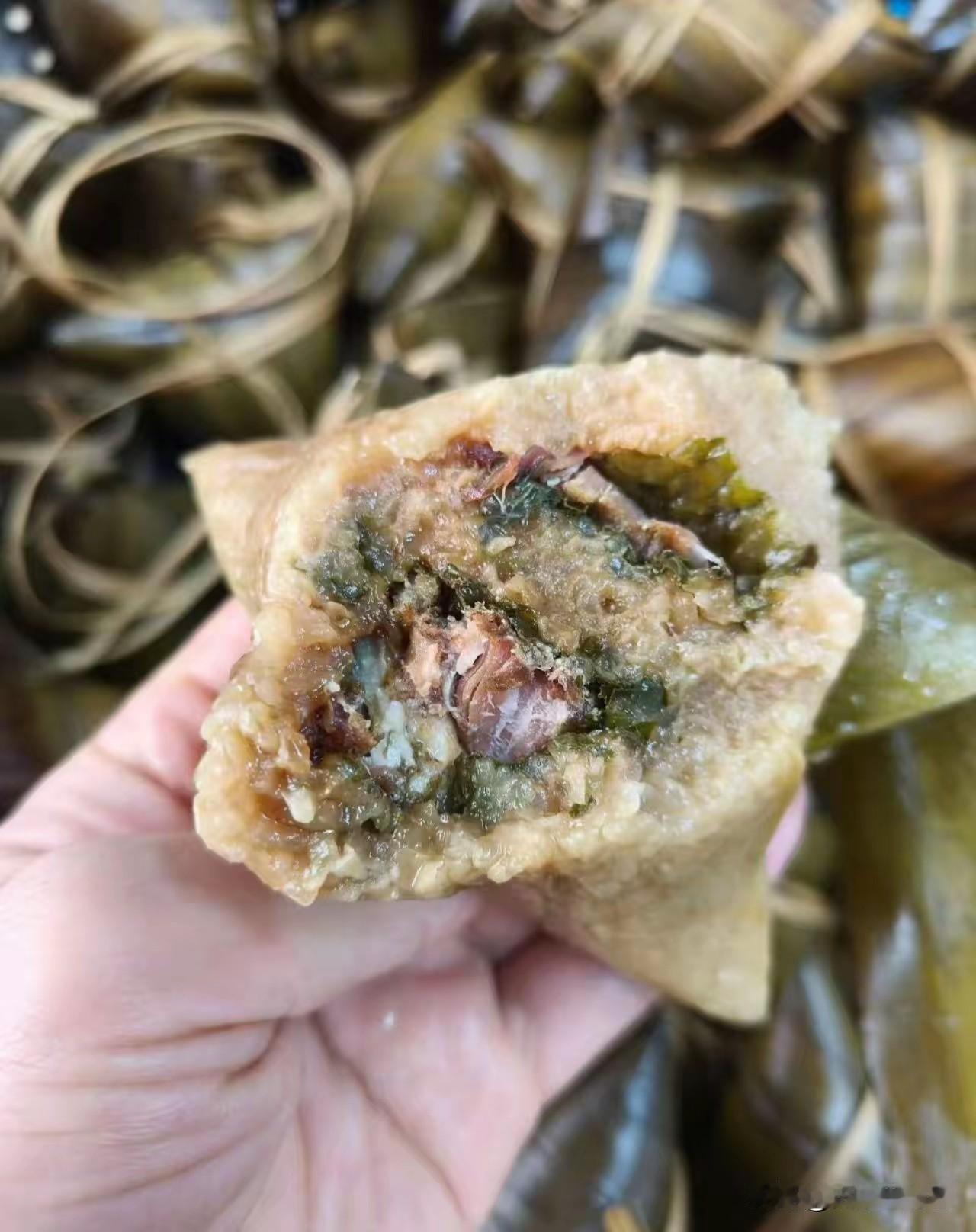 每年过端午，儿媳妇很勤快包粽子，可我真的接受不了！她每次包的粽子，不仅大还非得往