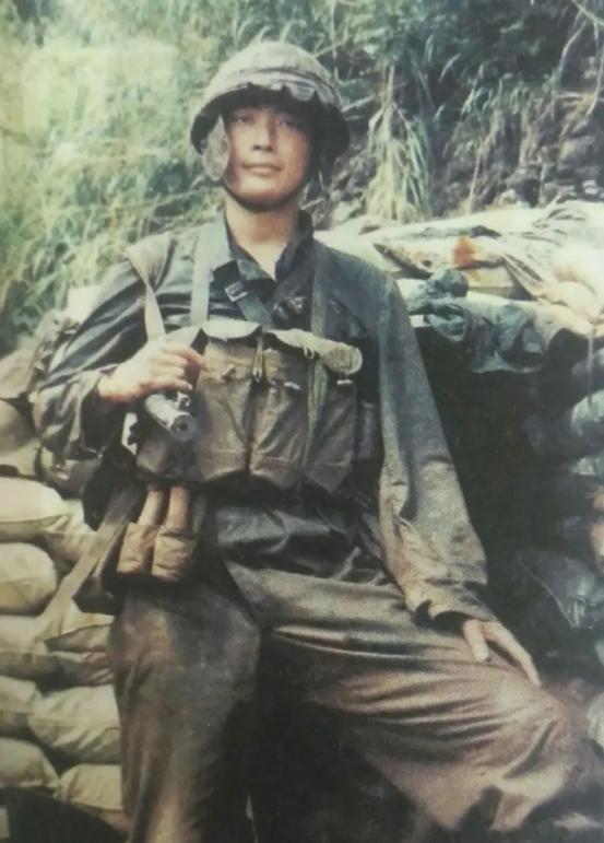 这张照片拍摄于1985年的老山前线，照片中的主人公名叫苗荃竑，是当时步兵第181