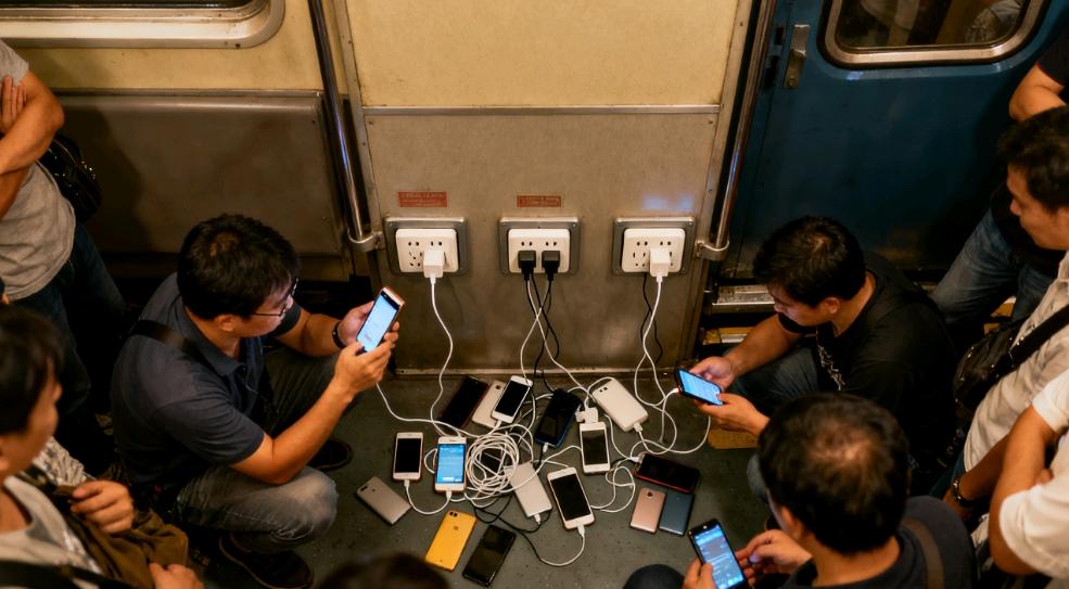 谁懂啊！火车充电卷到抢插座，下次旅游这东西必带！家人们谁还没在火车上为充电