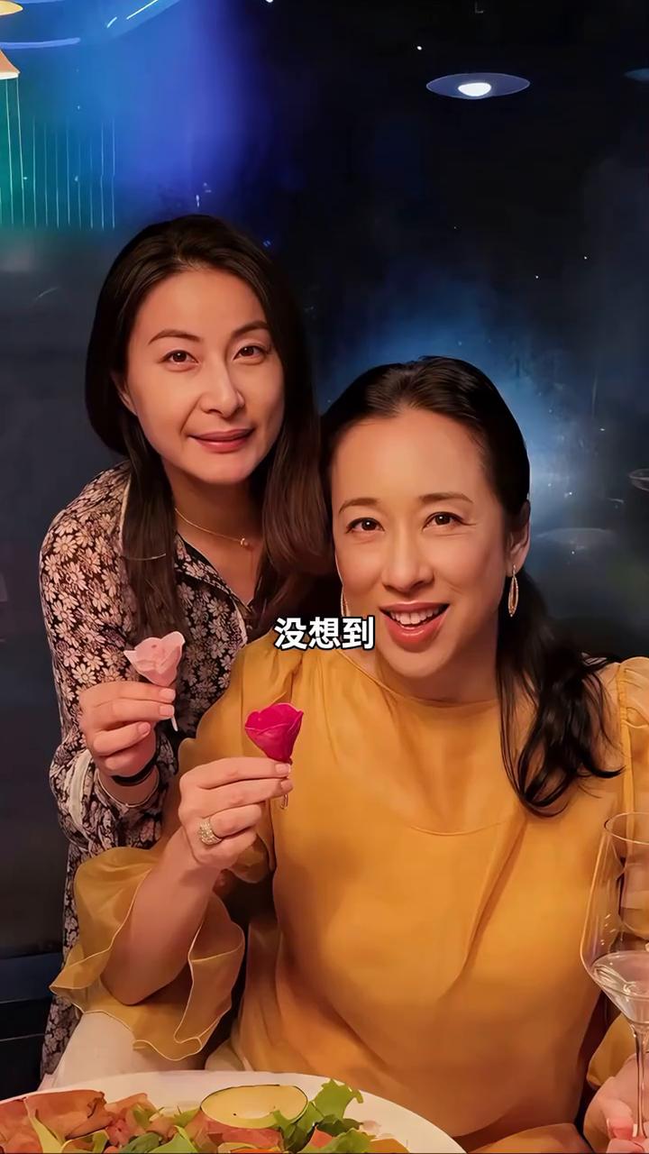 亲如母女。演员今昔。难怪朱玲玲能把婆媳关系处理的这么好。当年郭晶晶嫁入霍家时