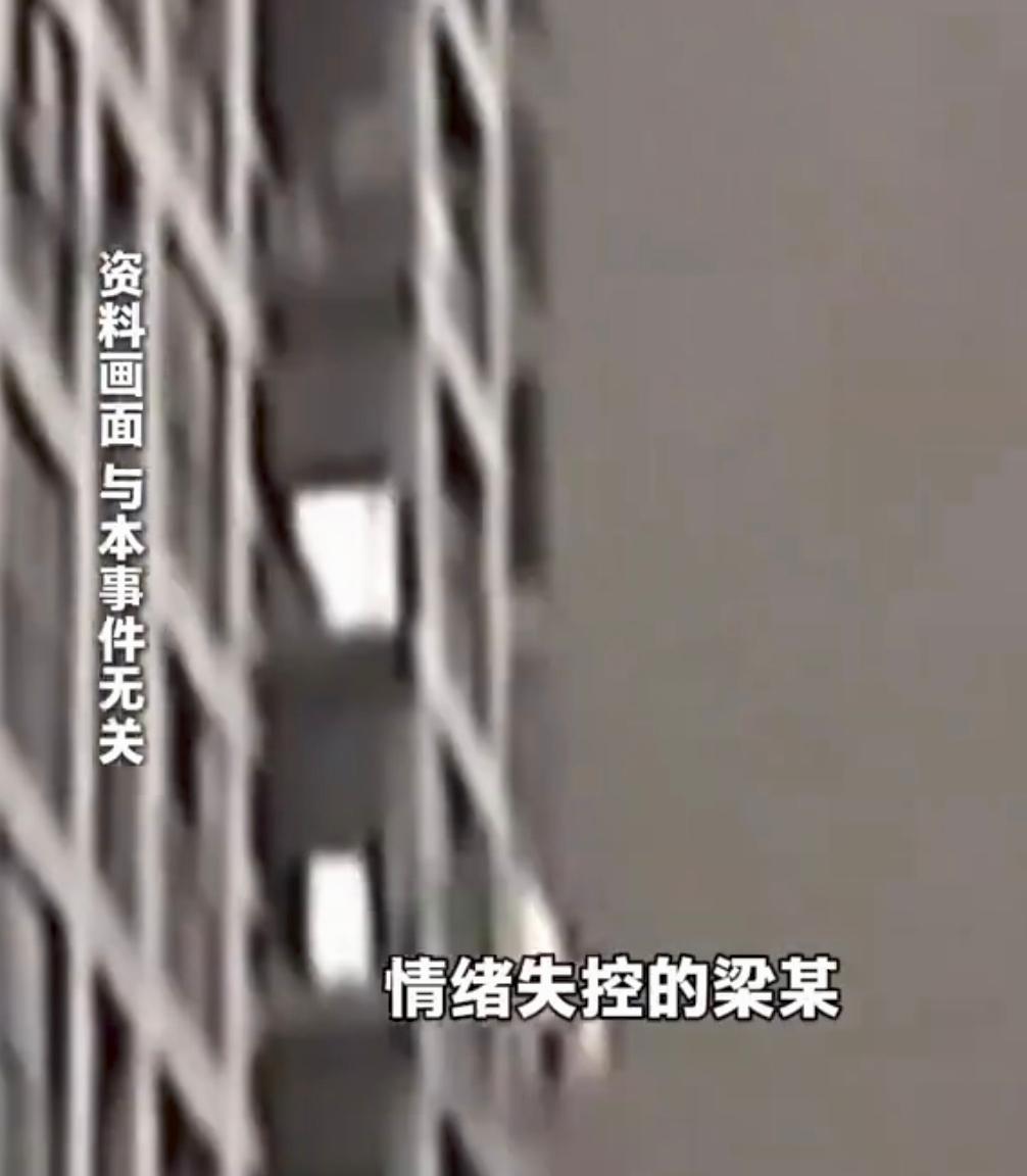 广东佛山，2025年2月14日晚上，男子在情人节为女友精心准备了阳台烧烤，结果酒