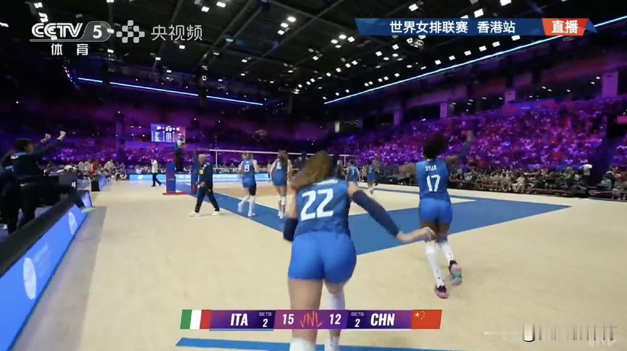 中国女排输意大利女排，教练组负主要责任，明知道要打决胜局了，第四局还不大面积换下