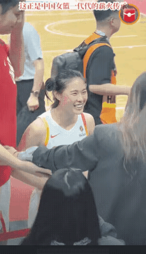 中国女篮的代代传承。王思雨这老六真性情，开朗又活泼。隋菲菲是王思雨的老师，王