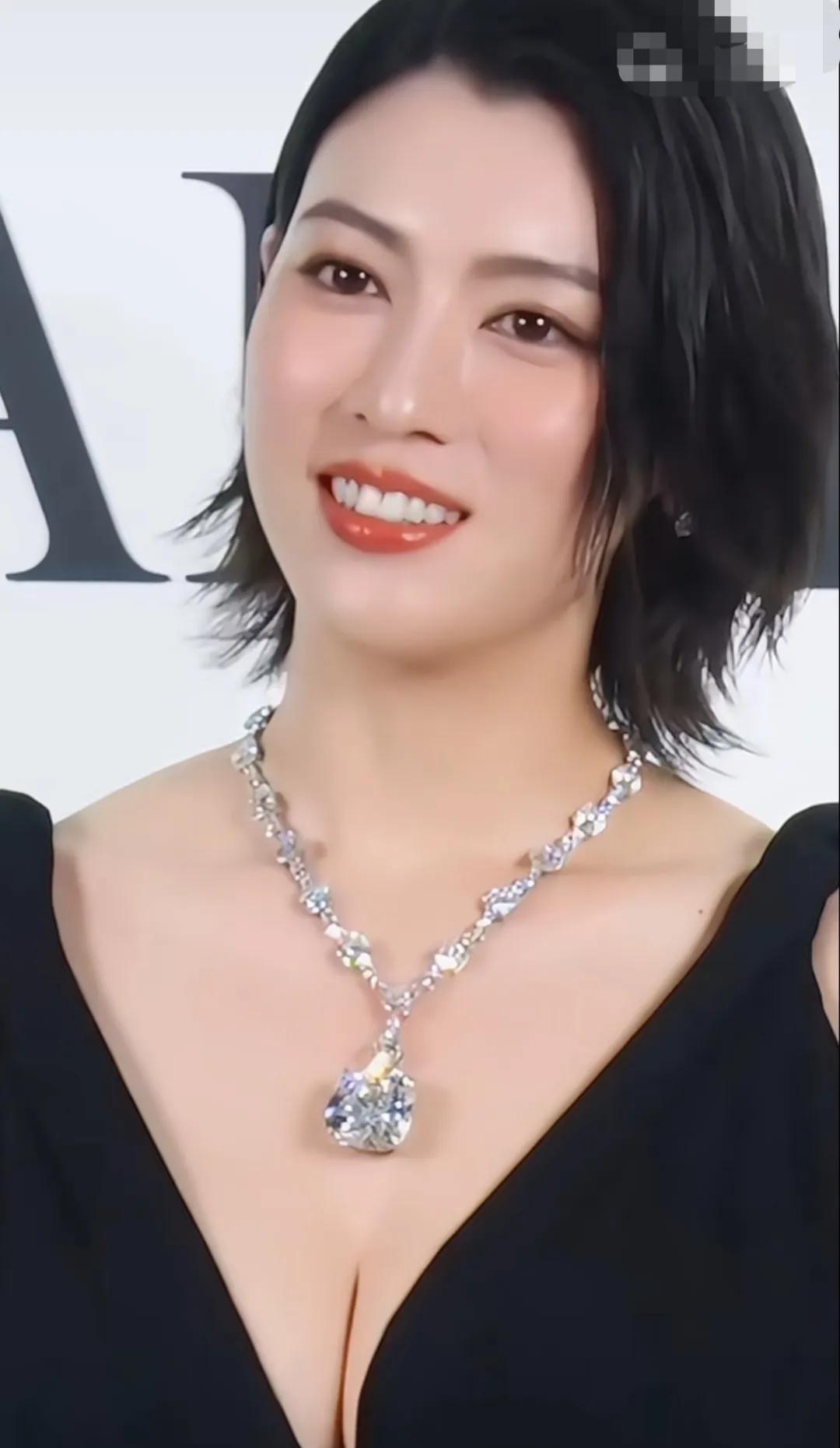 [微笑]日本超模三吉彩花，这身材颜值太美了吧，气质更是拿捏得妥妥的。