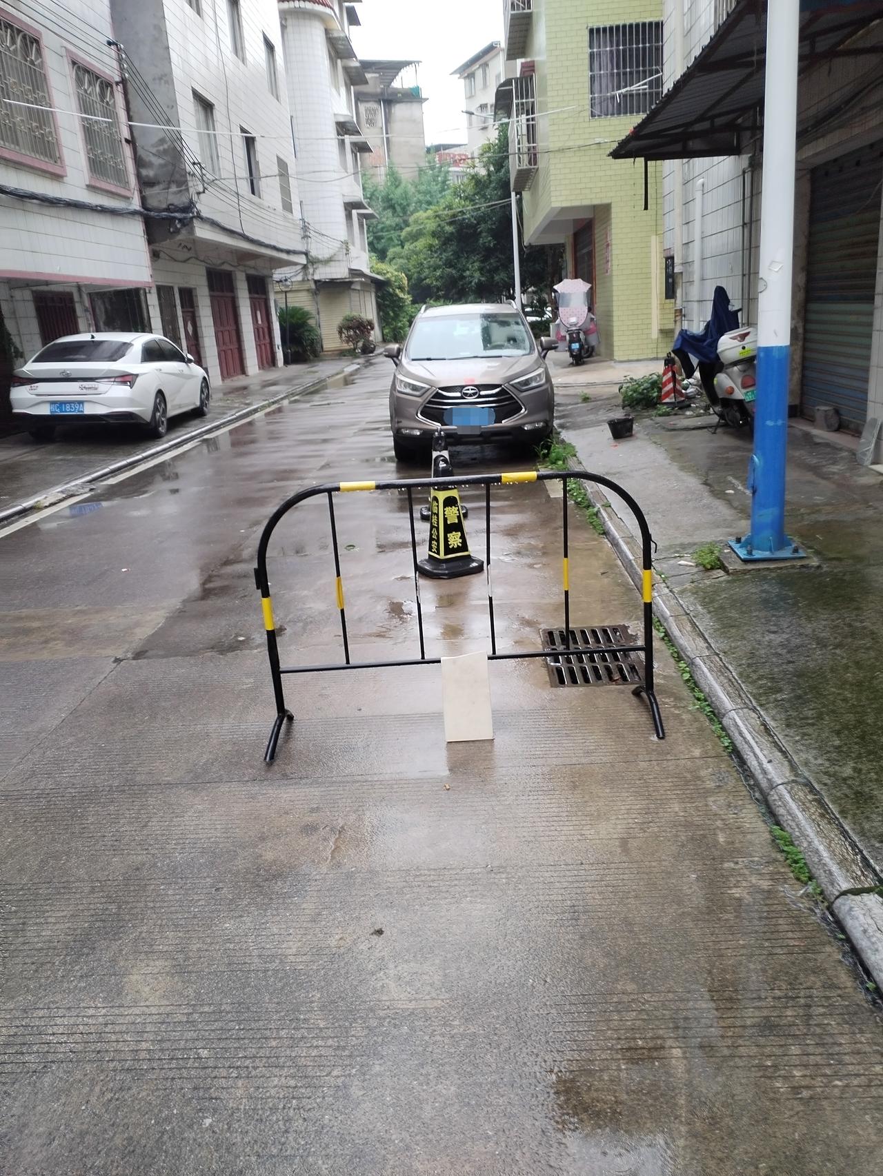看图，你能看出是警察执行公务？还是个人行为（公权私用）？
