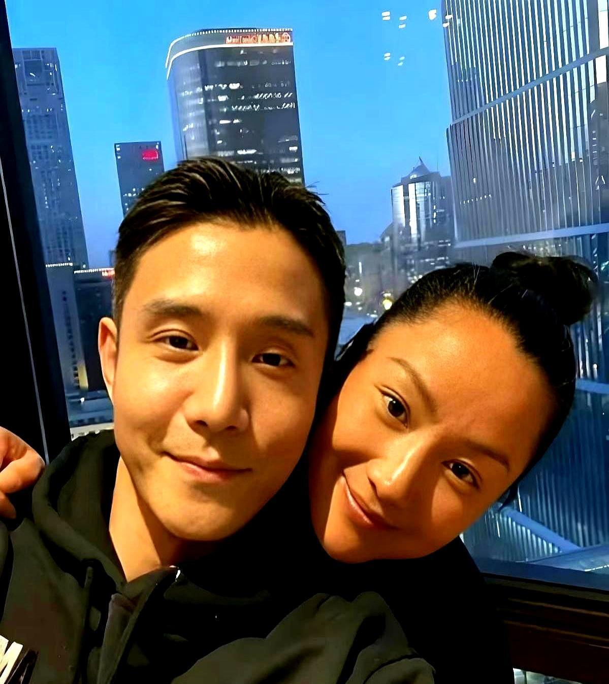 飞机上，胡兵跟她表白。瞿颖泪流满面：为什么不早说？三十年后，这个女人扭头跑去