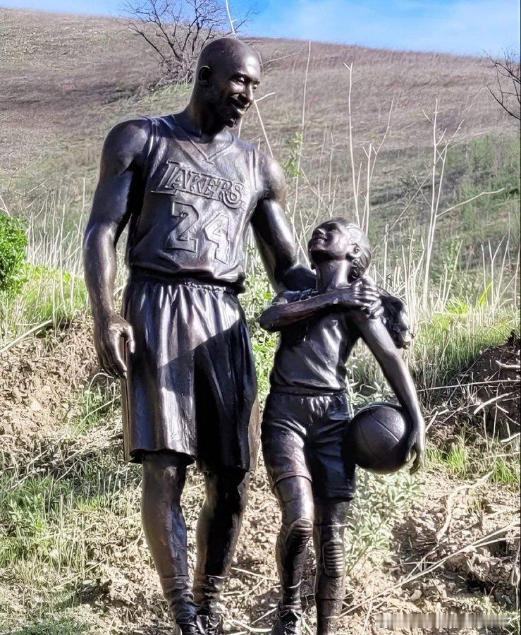 科比和吉安娜的雕像是由一位球迷在事故现场建造的。NBA科比