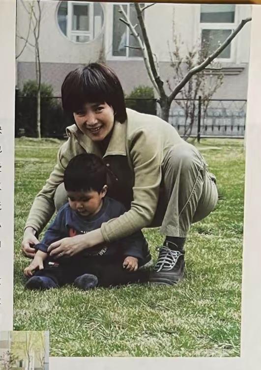 当年还是婴儿的许何被爸妈养得胖乎乎的，美丽的妈酷酷的爸还有可爱的他。