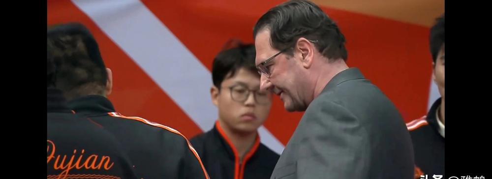 福建球迷翻到王哲林穿主队球衣的旧照时，手机屏幕都泛潮2021年那笔8000万的交