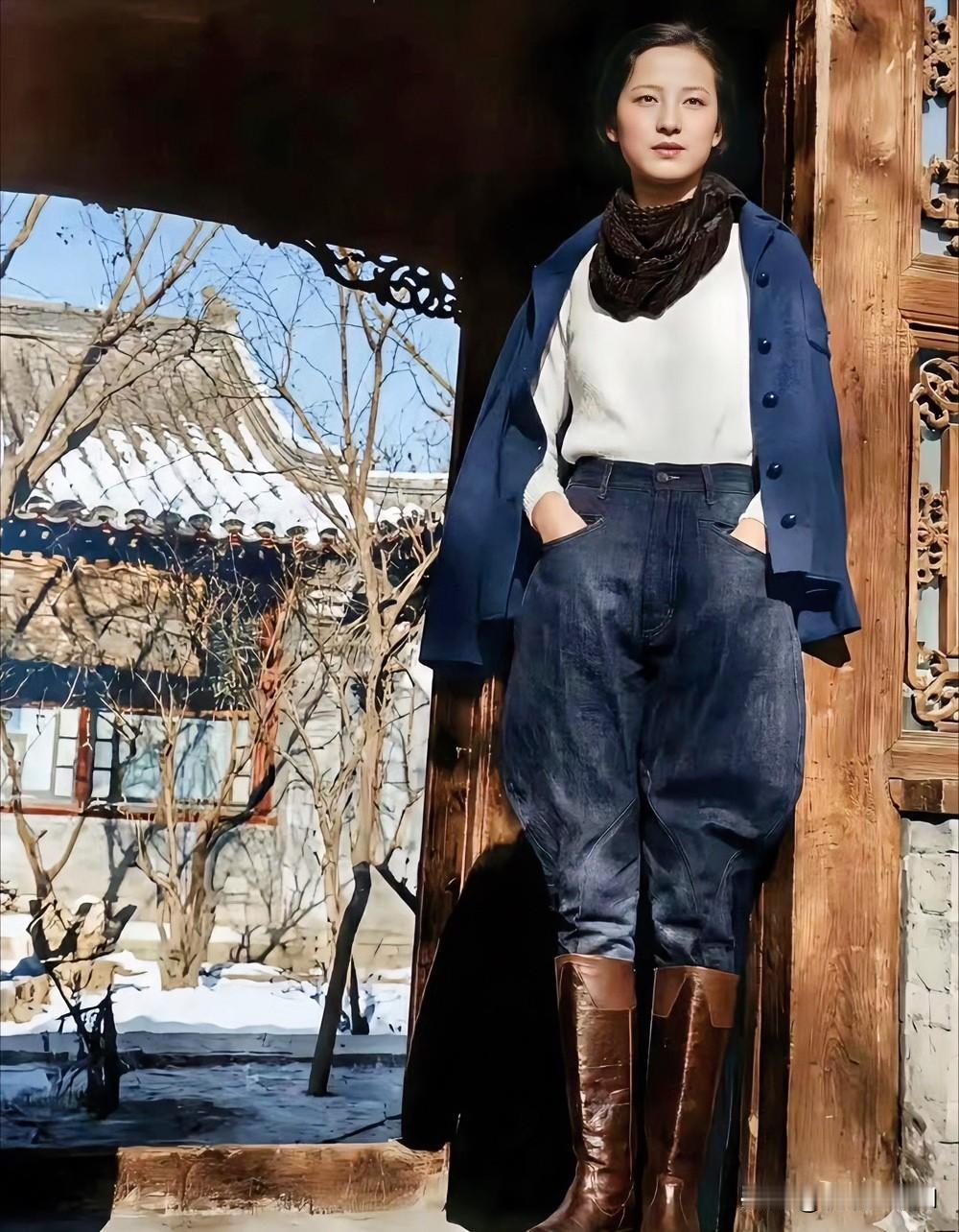 林徽因这张照片拍摄于北平北总布胡同的家中，捕捉了她当时的优雅气质，许多人也认为其