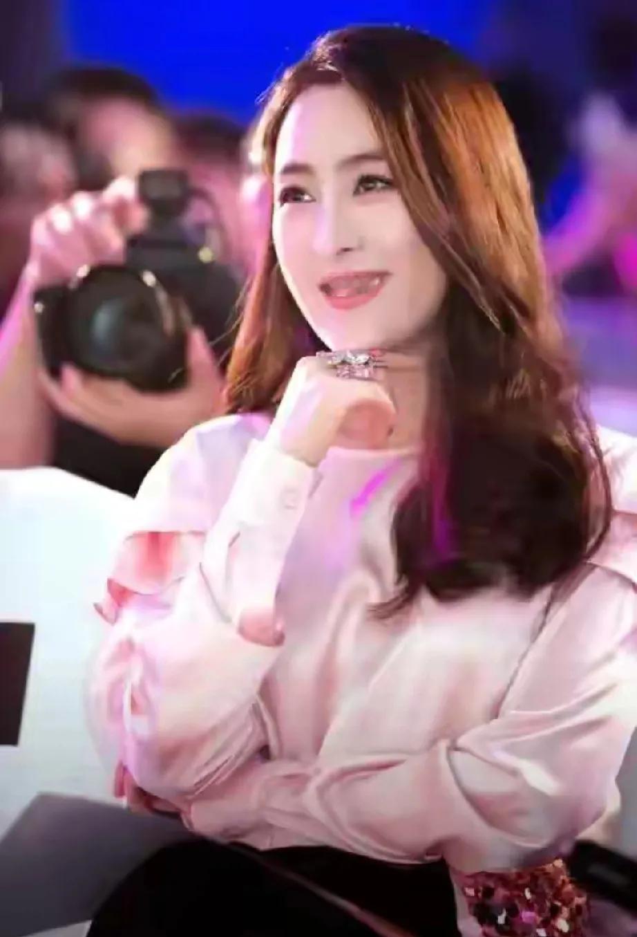 44岁马苏又“火”了！2025年12月8日冷雨夜，她被拍到与实力派男演员李泓良举