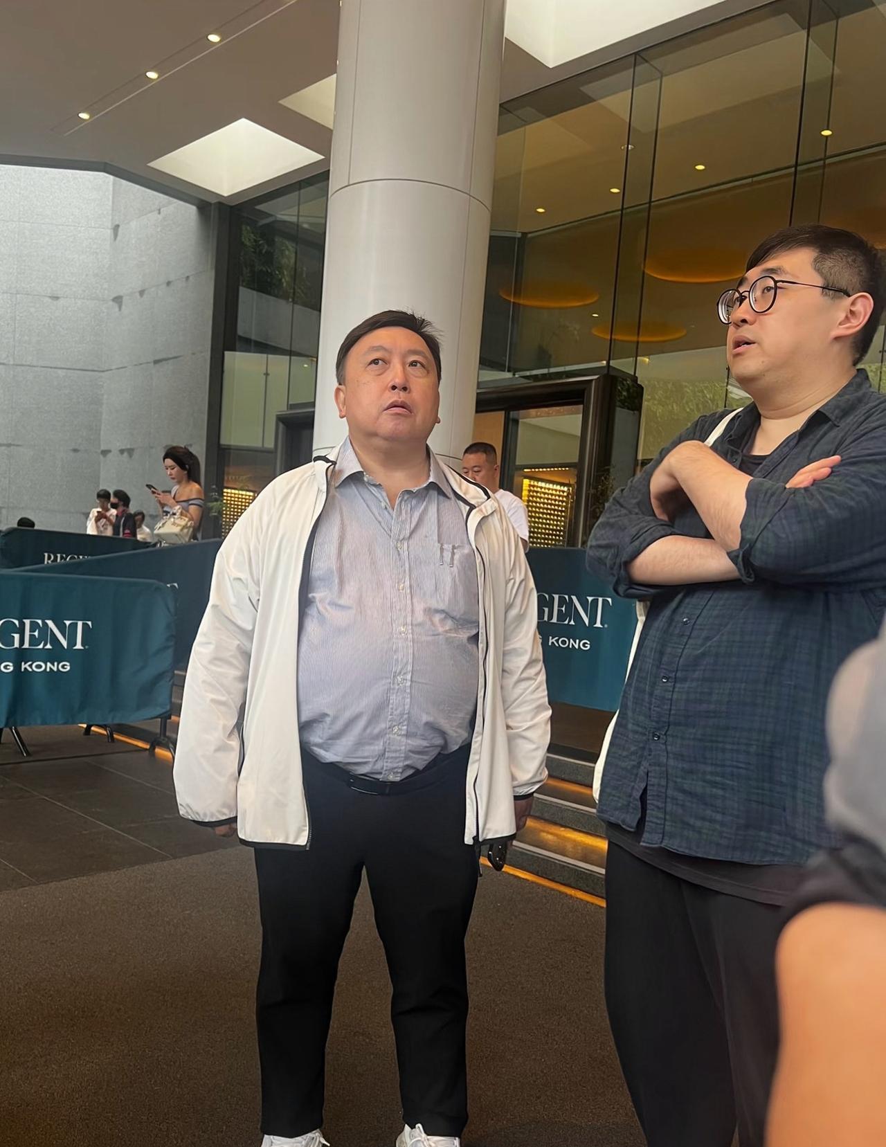 近日，有位网友在香港偶遇导演王晶，他看上去像50多岁的样子。王晶站在大厅门口，