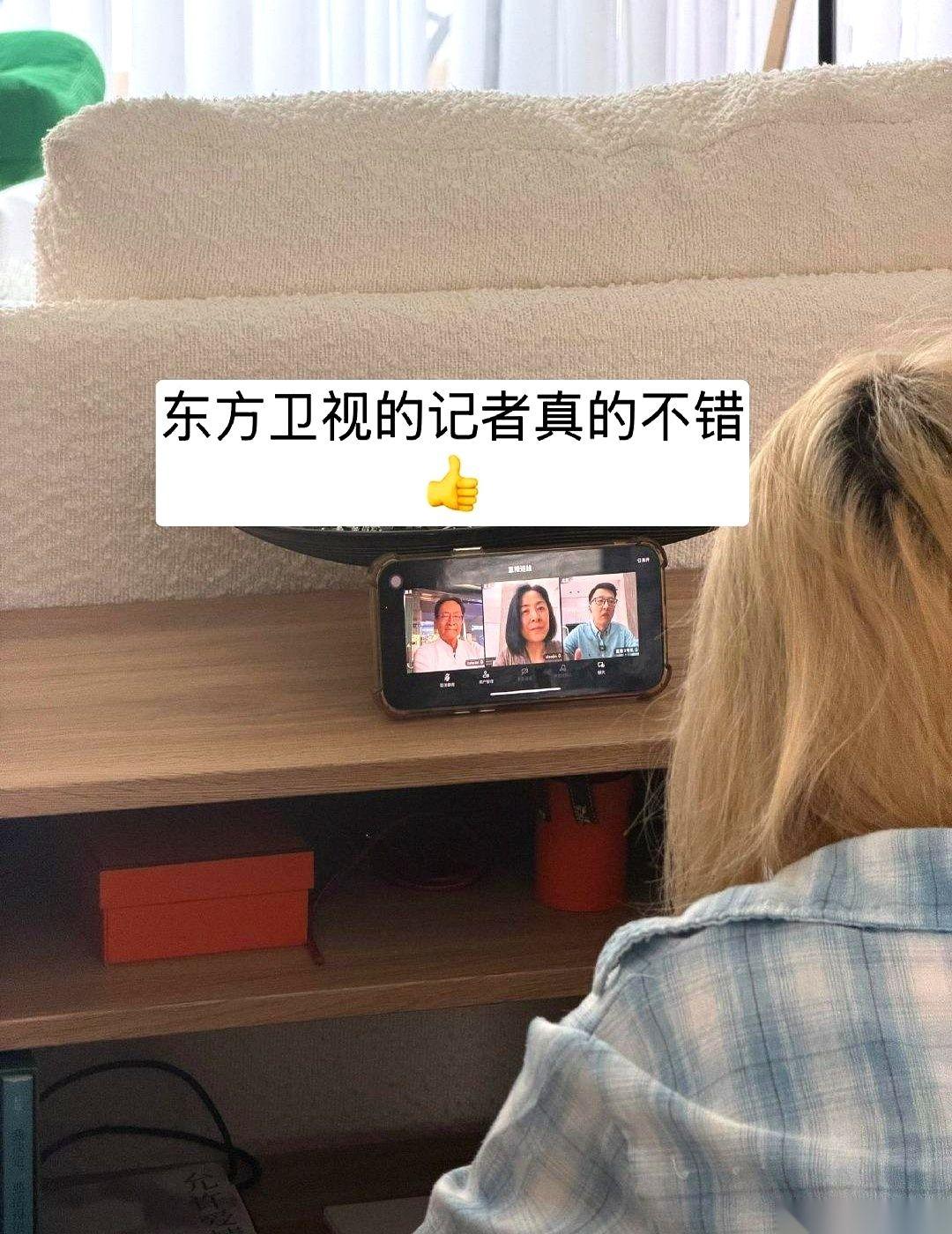 去年，家里来了一拨拍摄团队，十几个人，一进门就把玄关堵死了。有几个人，看都没看