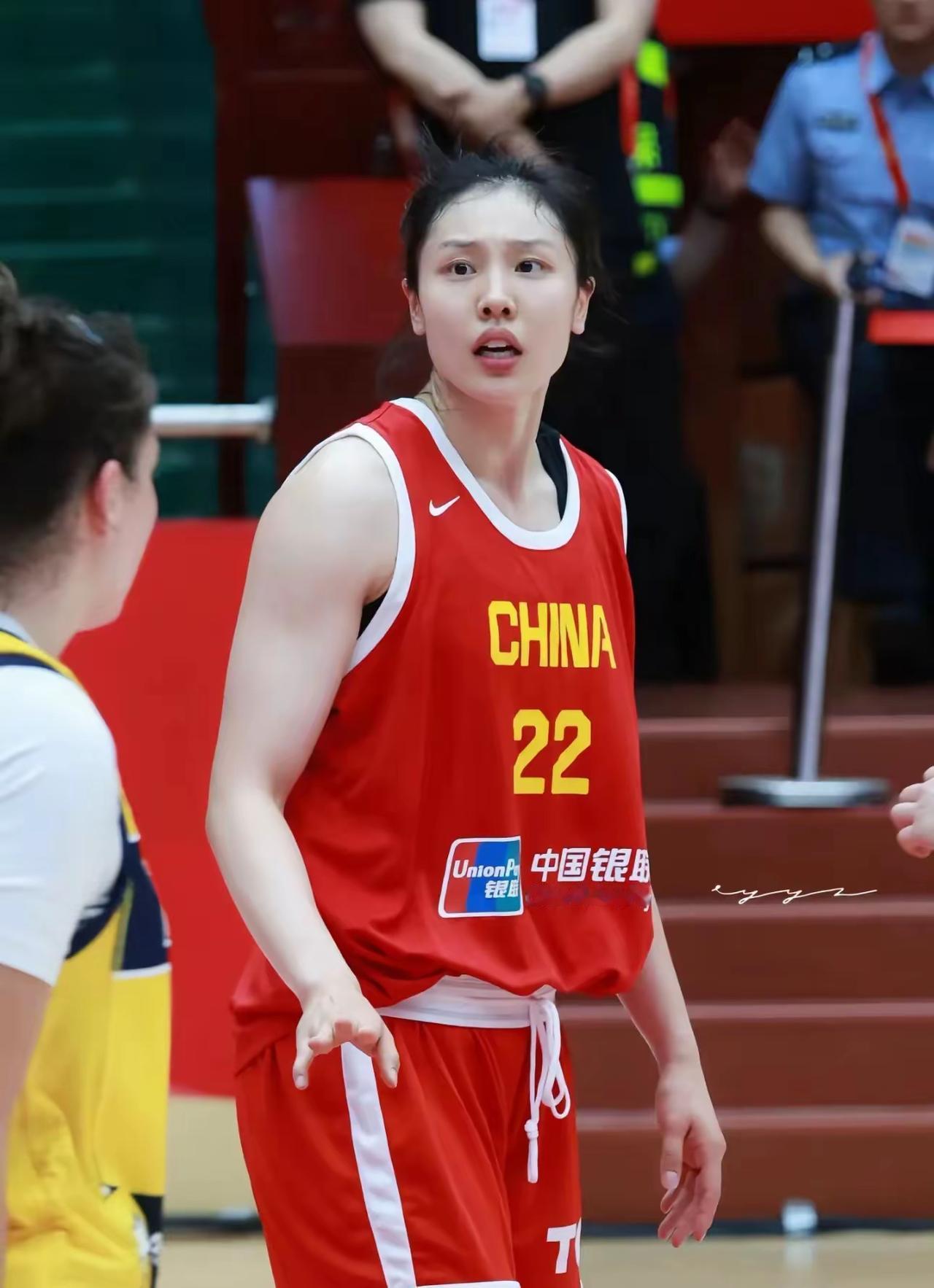 原内蒙古女篮谁最值得被WCBA各球队签下？看来看去，我觉得是张茹和李缘，因为