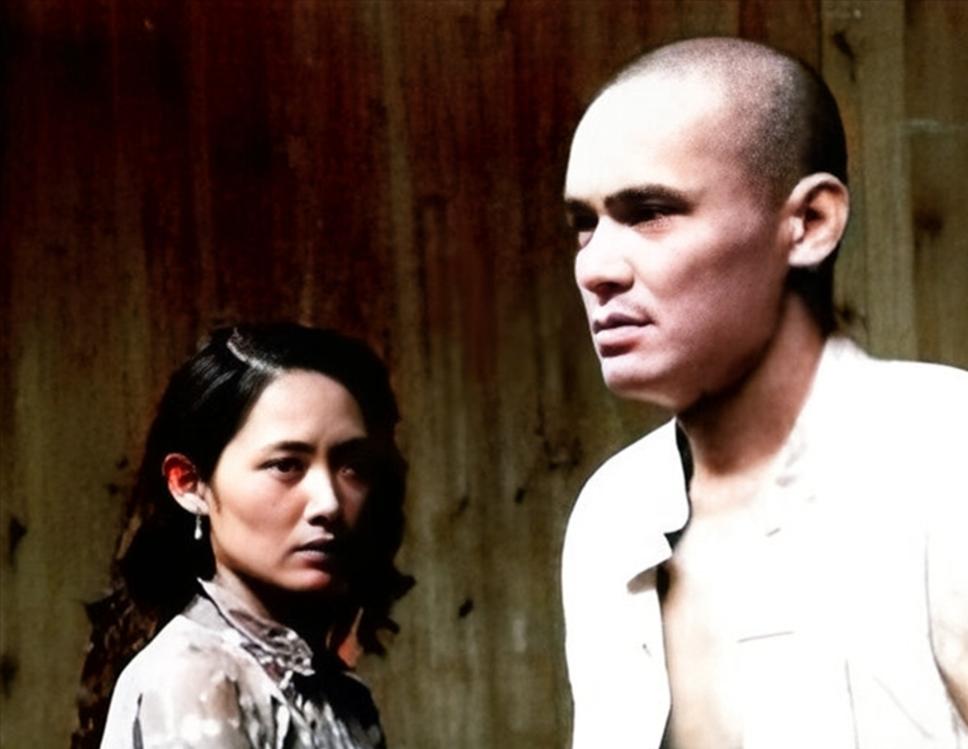 一日，大土匪覃国卿正搂着堂婶睡觉，不料堂叔突然回到家中，见到眼前一幕，堂叔当即拔