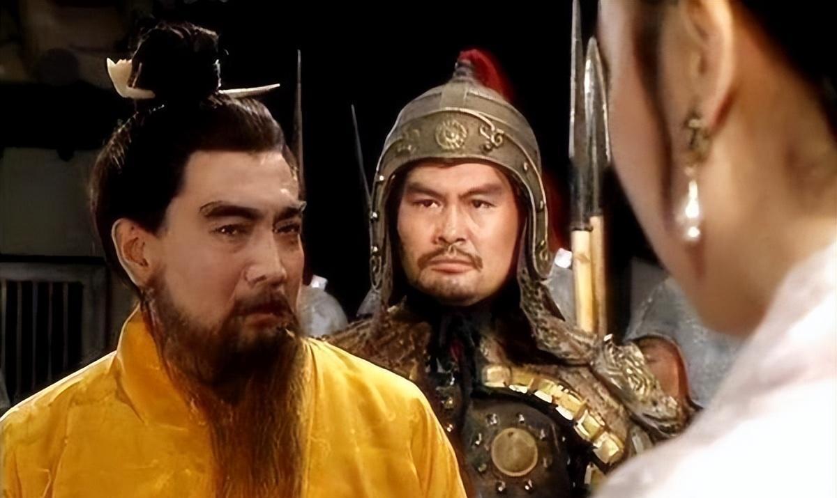 曹操有二十五个儿子，此外，还收养了三个养子，即曹真、何晏和秦朗。其中，曹操收养