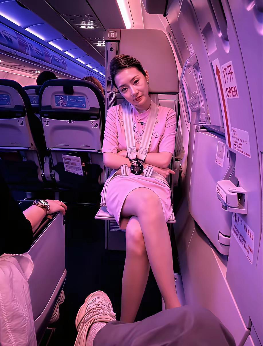 坐飞机第一次坐在这个位置，真的有点尴尬！