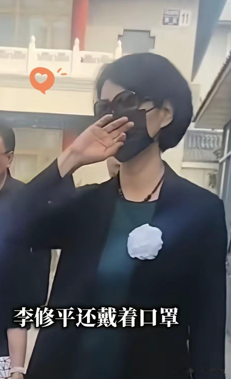 在敬一丹的告别仪式上我盯着李修平看了好久难怪她是撒贝宁和康辉的偶像。63